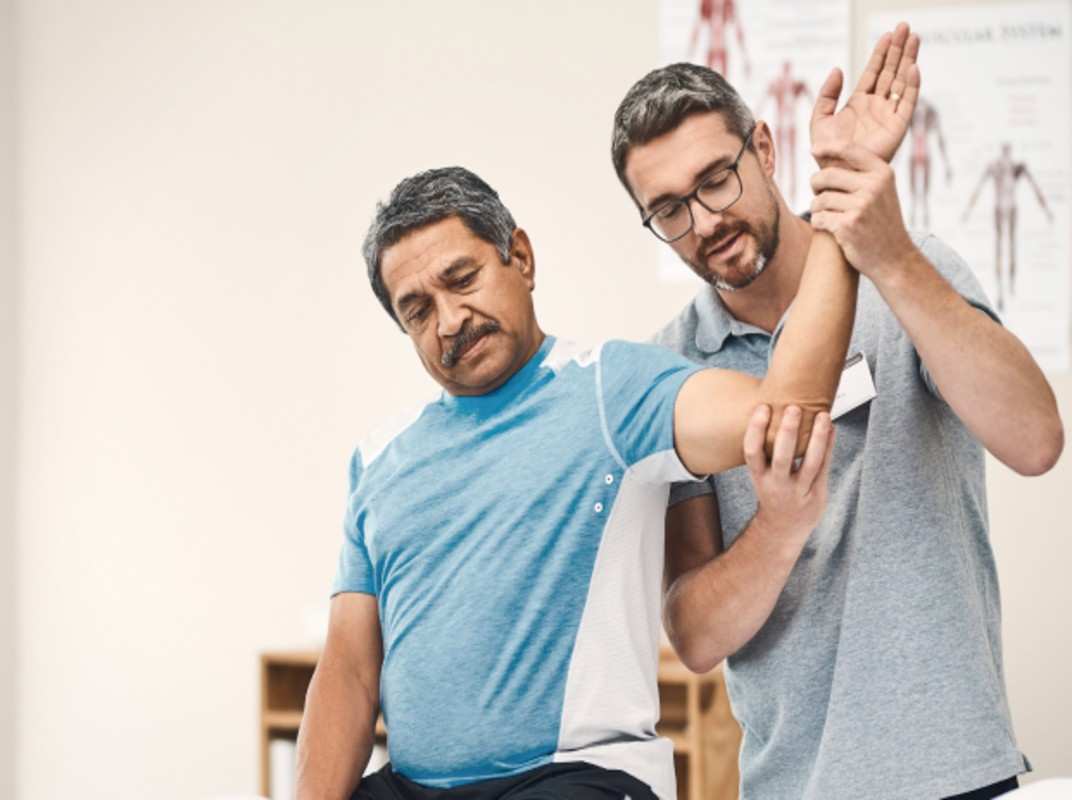 a patient is undergoing physiotherapy by the best physiotherapist in lake town
